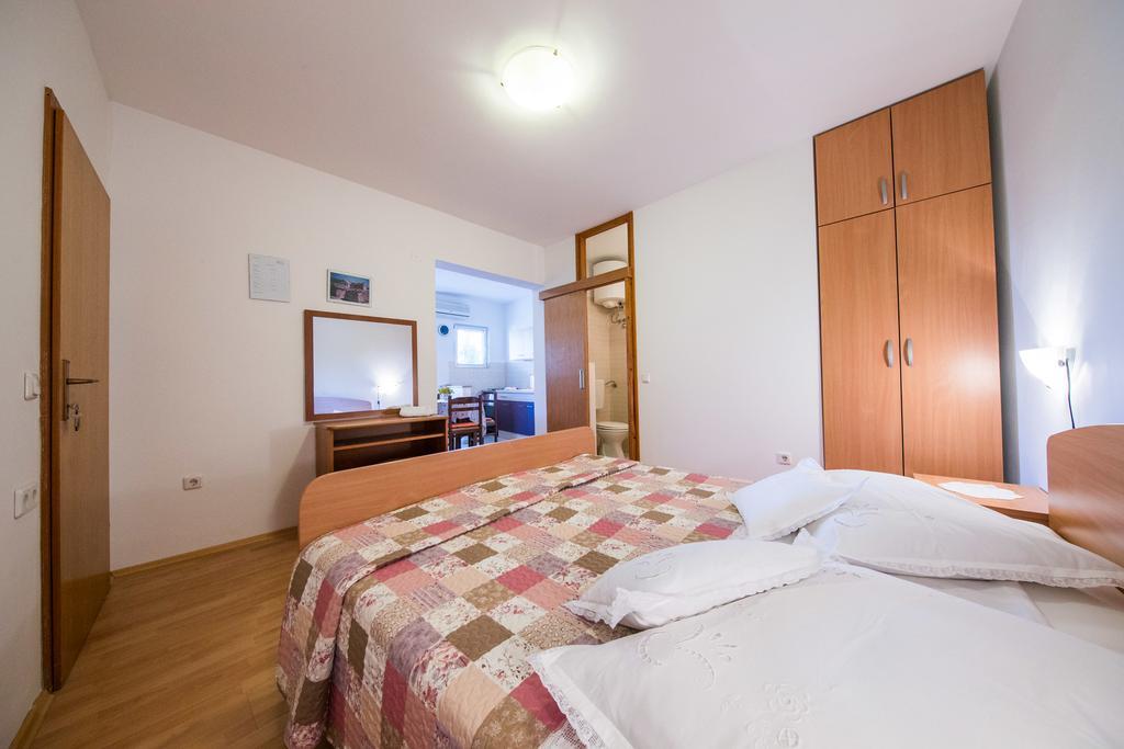 Garden Apartments Komiza Luaran gambar