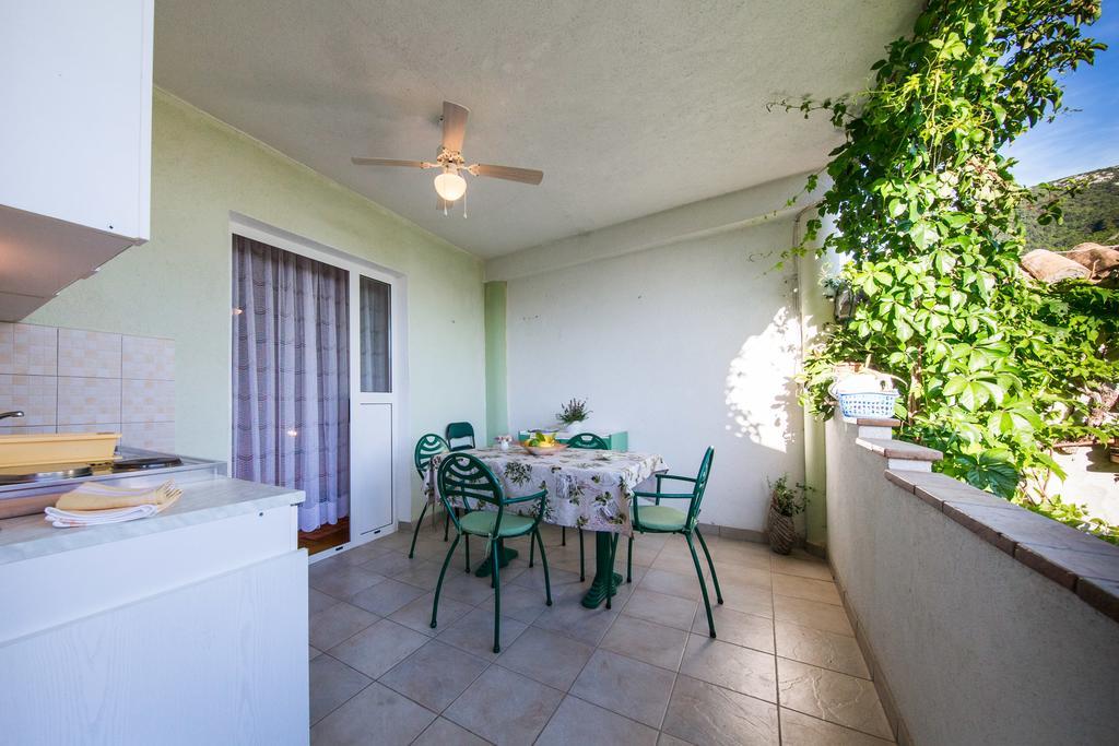 Garden Apartments Komiza Luaran gambar