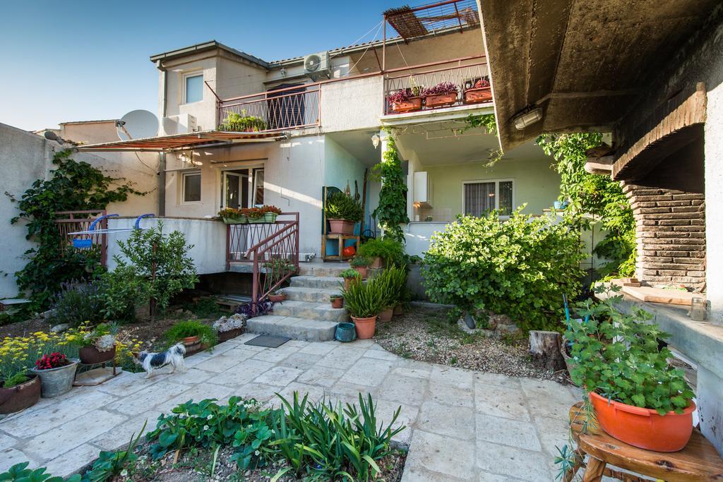 Garden Apartments Komiza Luaran gambar