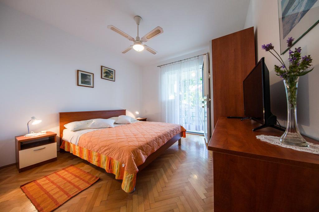 Garden Apartments Komiza Luaran gambar