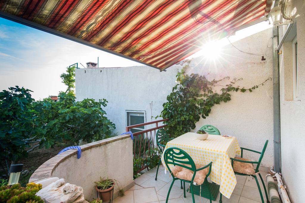 Garden Apartments Komiza Luaran gambar
