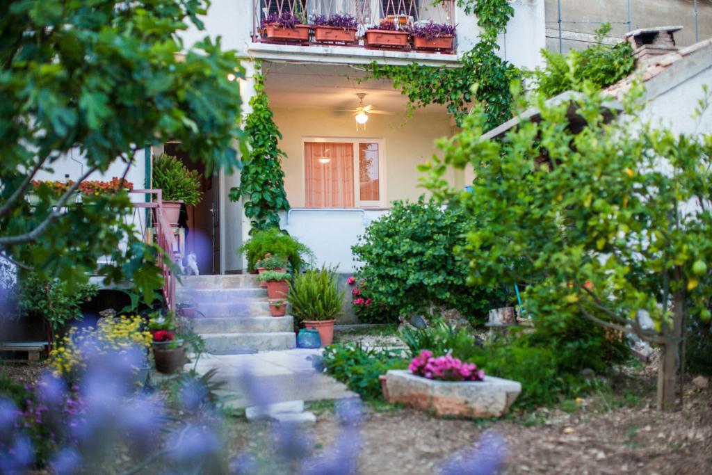 Garden Apartments Komiza Luaran gambar