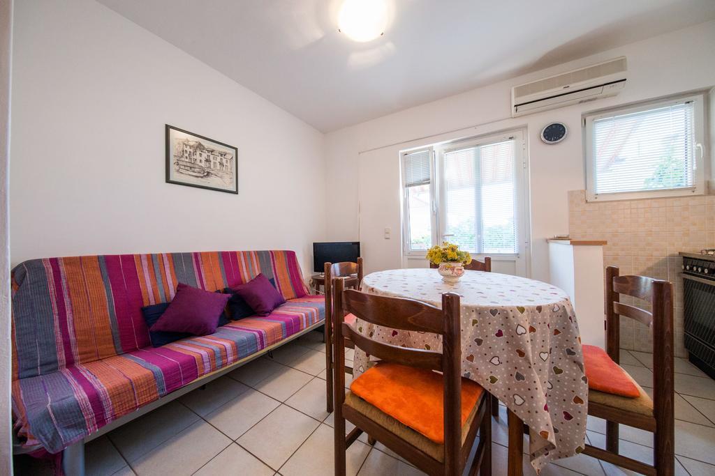 Garden Apartments Komiza Luaran gambar