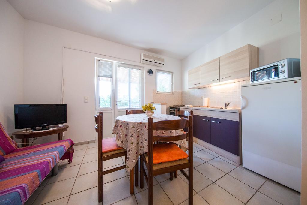 Garden Apartments Komiza Luaran gambar