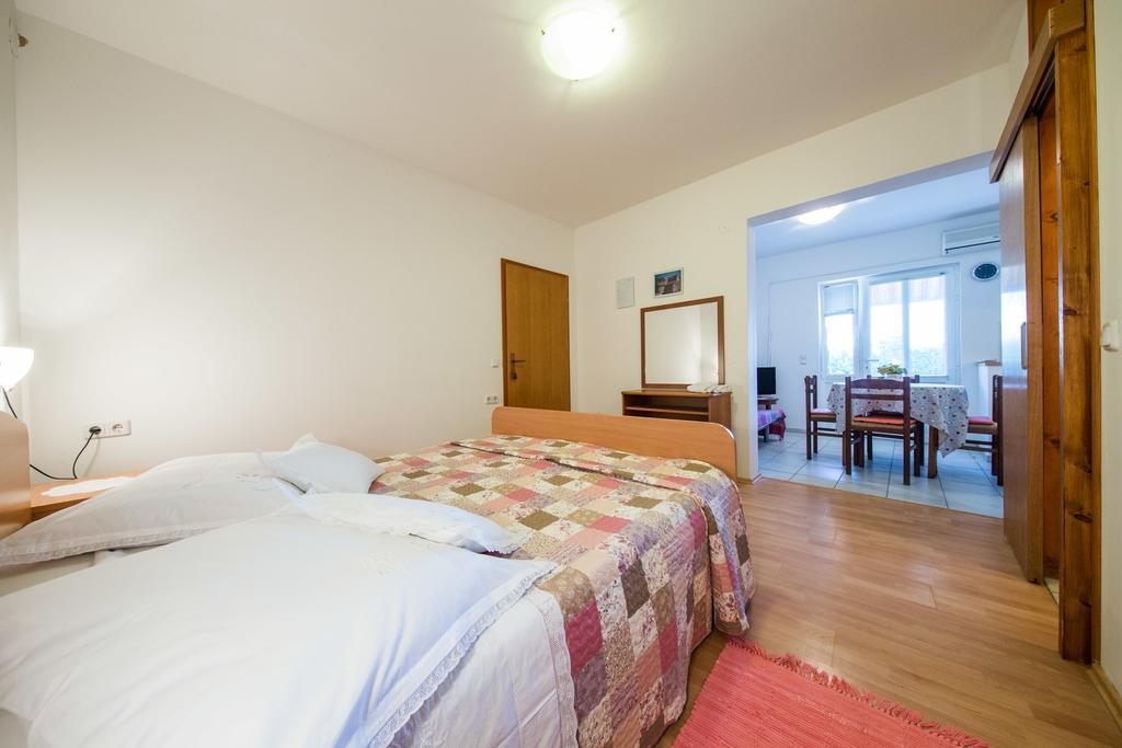 Garden Apartments Komiza Luaran gambar