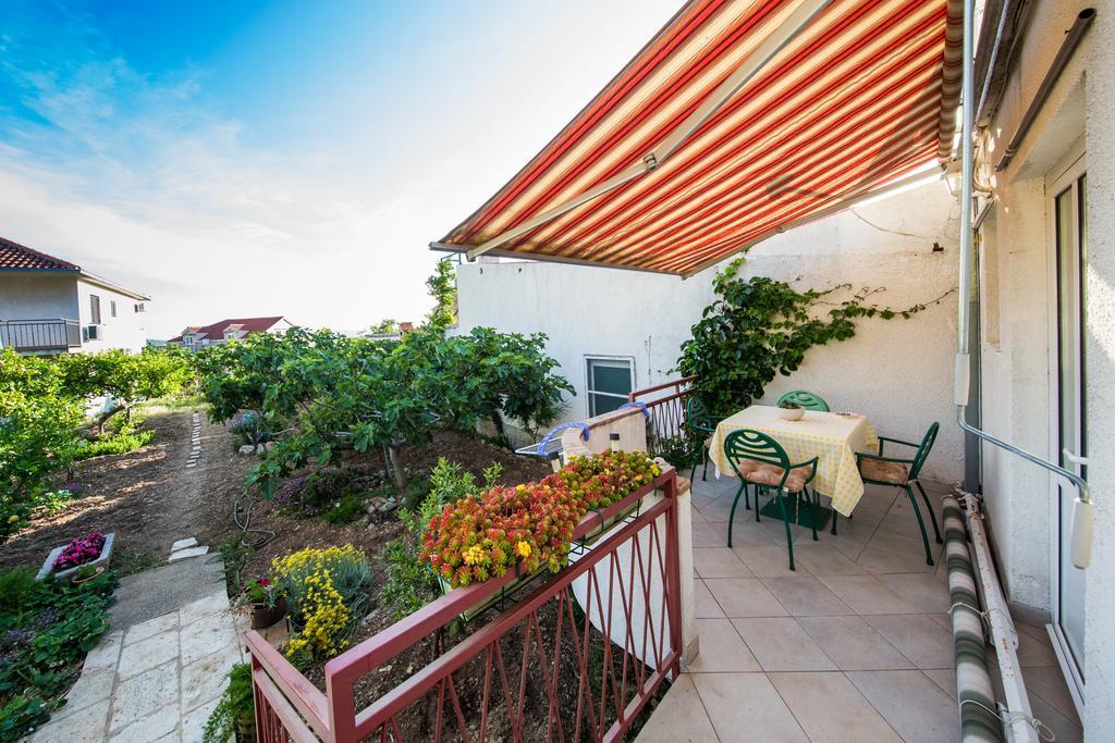 Garden Apartments Komiza Luaran gambar