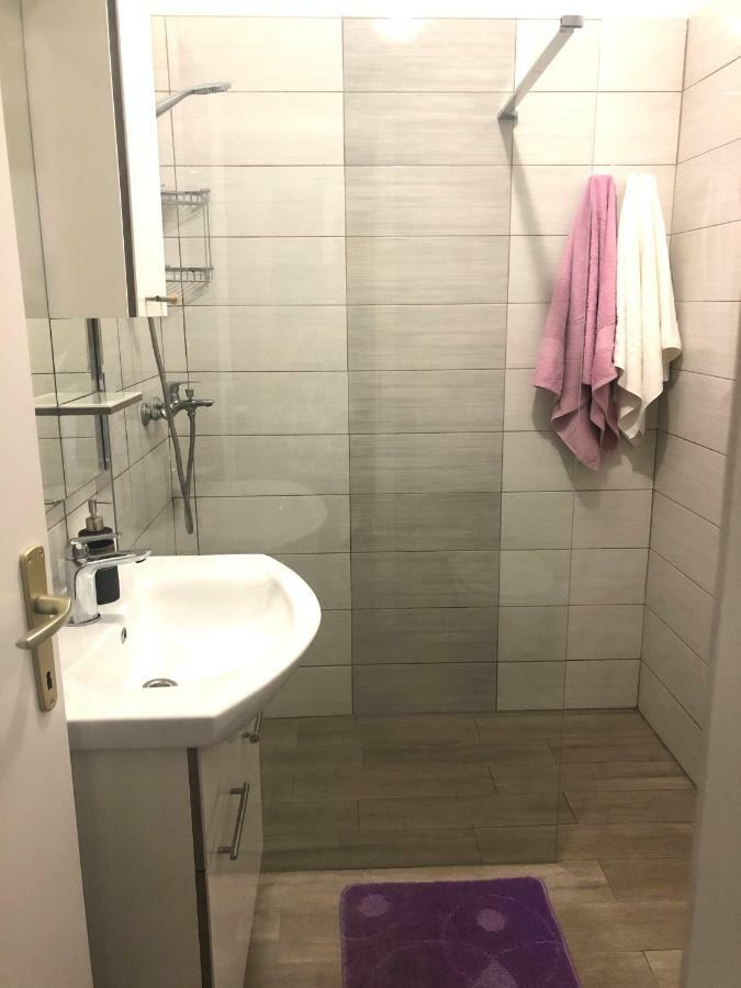 Garden Apartments Komiza Luaran gambar